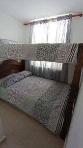 a bunk bed in a room with a window at Acogedor Apartamento en Armenia, totalmente amoblado. in Armenia