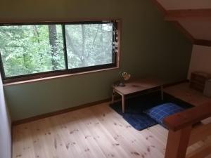 a room with a desk and a large window at c o p s e h a u s-Vacation STAY 97230 in Azumino