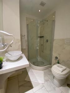 A bathroom at Santa Maria Accommodation