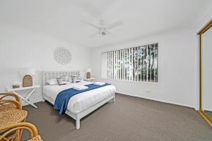 Un pat sau paturi într-o cameră la Husky 56 Beachfront Villa's