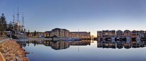 un porto turistico con edifici e barche in acqua di Haven Marina Motel a Adelaide