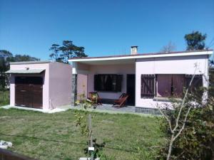 a small white house with a yard at Tákate in Costa Azul