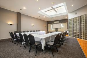 una grande sala conferenze con un lungo tavolo e sedie di Nightcap at Ferntree Gully Hotel Motel a Fern Tree Gully