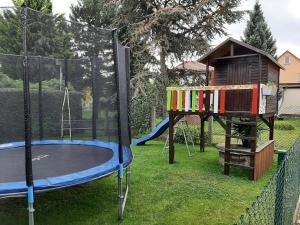 Ο χώρος παιχνιδιού για παιδιά στο Ferienwohnung am Park