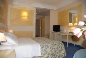 Tempat tidur dalam kamar di Hotel Continental Brescia