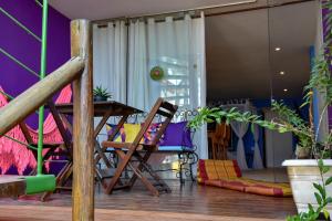 Habitación con balcón con mesa y sillas. en Loft Sol Nascente, en Itacaré