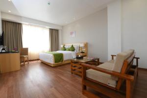 Una cama o camas en una habitación de Pushkara Sarovar Portico 50 fotos más