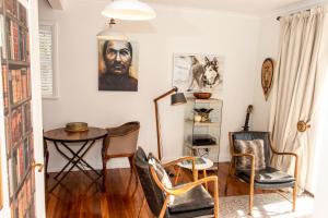 The Alchemist Retreat, Private Studio in Carterton的休息区