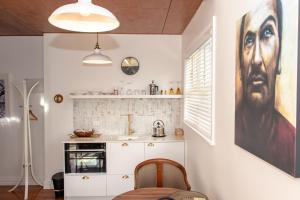 The Alchemist Retreat, Private Studio in Carterton的厨房或小厨房