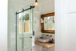 CartertonThe Alchemist Retreat, Private Studio in Carterton的一间带水槽和玻璃淋浴间的浴室