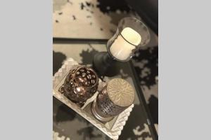 een glazen tafel met daarop twee verschillende soorten cola's bij Tastefully decorated spacious apartment Burlington in Burlington