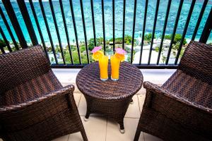 deux lunettes jaunes assises sur une table sur un balcon dans l'établissement Pacific Islands Club Guam, à Tumon