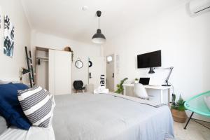 a white bedroom with a bed and a desk at Nordik Rooms Urban - Trinidad "Copenhague" in Málaga