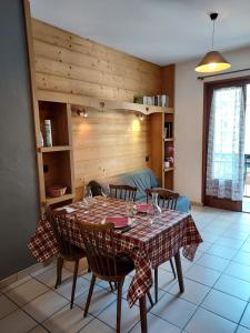 ein Esszimmer mit einem Tisch und Weingläsern darauf in der Unterkunft Le Bivouac in Sixt