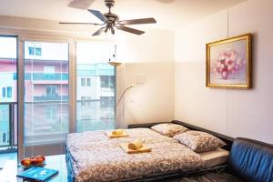 A bed or beds in a room at New, quiet flat next to U1, VIC, shopping mall,...