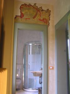 ein Bad mit einer Dusche, einem Waschbecken und einem WC in der Unterkunft Bed & Breakfast Villa Palma in Lovere