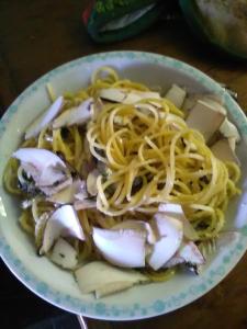 een bord pasta en uien op een tafel bij Da Franca in Assisi +17 foto's