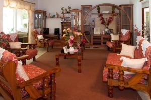 salon z kanapami, krzesłami i stołem w obiekcie Jeanny's Apartment w mieście Grand'Anse Praslin