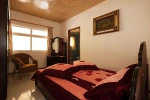 1 dormitorio con cama y ventana en Jeanny's Apartment, en Grand'Anse Praslin