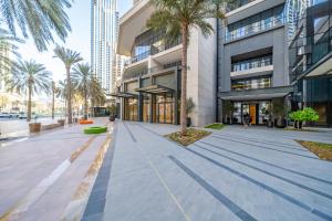 Zdjęcie z galerii obiektu Elegant Apt With Balcony Minutes from Burj Khalifa w Dubaju