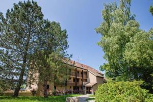 ein Gebäude mit Bäumen davor in der Unterkunft Duplex La Vue du Lac in Malbuisson