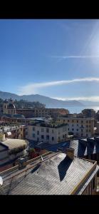 Blick auf eine Stadt vom Dach eines Gebäudes in der Unterkunft Sunnyhouse in Santa Margherita Ligure