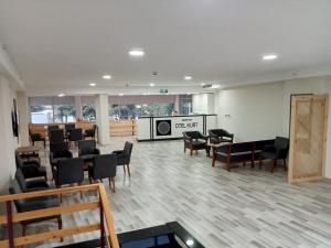 a waiting room with chairs and a grand piano at KURT OTEL in Degirmen