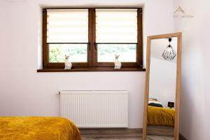 Ένα ή περισσότερα κρεβάτια σε δωμάτιο στο Apartamenty Pod Jaworzem