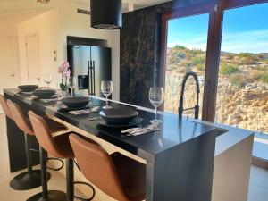 Nhà bếp/bếp nhỏ tại Colina del Sol Cullera - Villa Luna