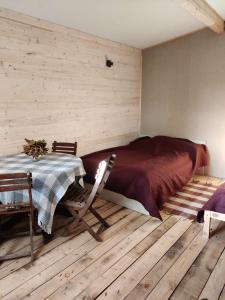 Postel nebo postele na pokoji v ubytování Rijnieki upes namiņš