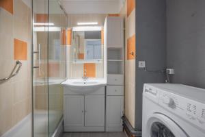 La salle de bains est pourvue d'un lavabo et d'un lave-linge. dans l'établissement Les Sardines, à Courseulles-sur-Mer