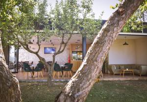 Телевизор и/или развлекательный центр в Airport Garden Hotel