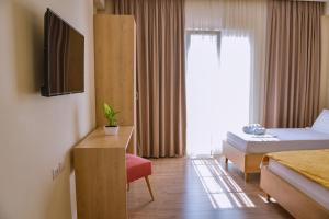 Кровать или кровати в номере Airport Garden Hotel