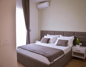Кровать или кровати в номере Airport Garden Hotel