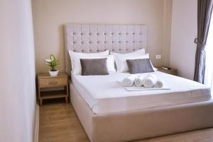 Кровать или кровати в номере Airport Garden Hotel