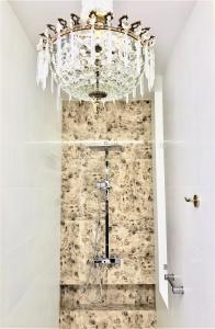 Ванная комната в MONDRIAN Luxury Suites UNESCO Old Town