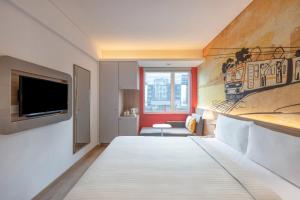 TV a/nebo společenská místnost v ubytování ibis Mumbai Vikhroli - An Accor Brand