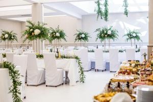 salę bankietową z białymi stołami i białymi krzesłami w obiekcie Hotel Kazimierz w Krakowie
