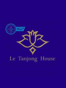 un logo jaune et blanc sur fond bleu dans l'établissement Le Tanjong House, à Patong Beach
