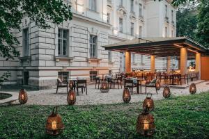 Restaurant o un lloc per menjar a Zola Hotel - Palais de Bohème Adults Only