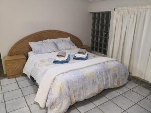 een slaapkamer met een bed met twee handdoeken erop bij Oupie-se-Plekkie in Velddrif