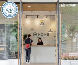 バンコクにある@Home Residenceの売店に立つ男女