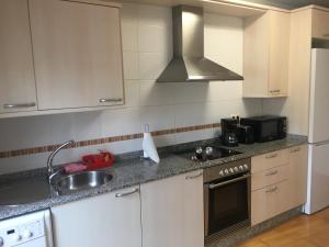 Kuchyň nebo kuchyňský kout v ubytování Acogedor apartamento ático en el centro de O Porriño