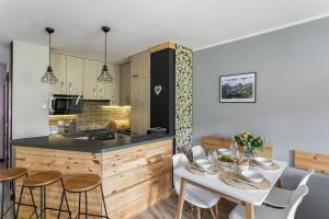 Kuchyňa alebo kuchynka v ubytovaní Rent like home - Żeromskiego 10