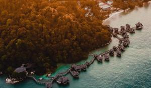 une vue aérienne sur une île dans l'eau dans l'établissement Pangkor Laut Resort - Small Luxury Hotels of the World, à Île de Pangkor