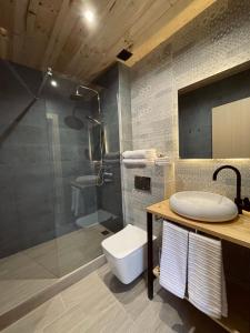 une salle de bain avec douche, lavabo et toilettes dans l'établissement Casa Rural La Cabrentà, à Estubeny 10 autres photos