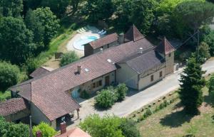 eine Luftansicht eines Hauses mit Pool in der Unterkunft Domaine de la Source in Sainte-Christie-dʼArmagnac