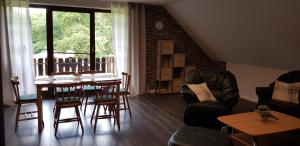 un soggiorno con tavolo e sedie di Ferienwohnung Dustin a Neuenkirchen