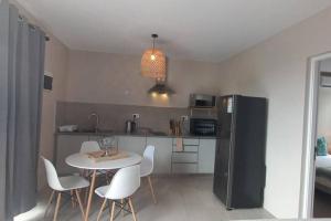 Kuchyň nebo kuchyňský kout v ubytování Bois Mapou Self Catering Apartments Unit 203