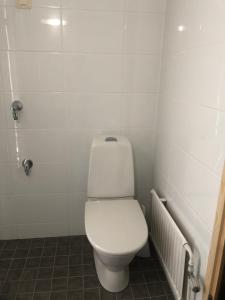 a bathroom with a white toilet and a radiator at Viihtyisää ja helppoa majoitusta 16 in Alavieska